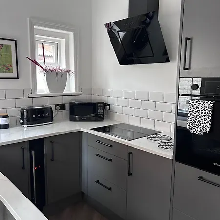 No 6 - Luxury House - 10 Mins Walk Into * הרוגייט